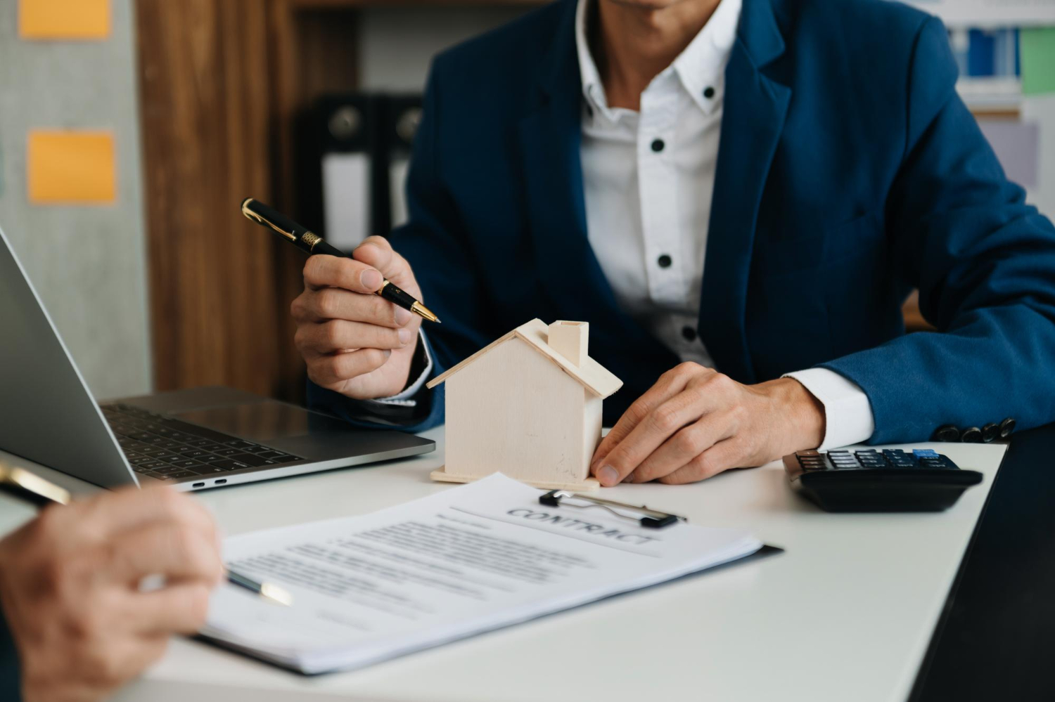 Mesa de escritório com documentos e análises de projetos